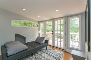 Televisión, reproductor de DVD, libros y estéreo 