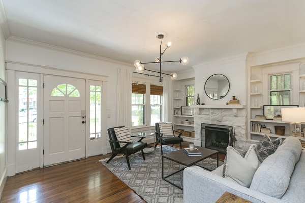 Televisie, een dvd-speler, boeken en een stereo