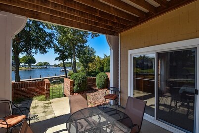 LKN Sunsets Lakefront - 1st Fl Lakefront w/ Pool Lake Norman Vacation Rental