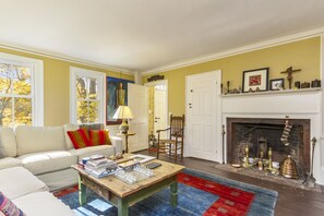 Smart TV, fireplace, table tennis, books - Stunning Farm House, Seacoast, NH (Durham)