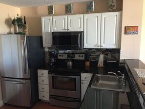 Réfrigérateur, four à micro-ondes, un four, surface de cuisson