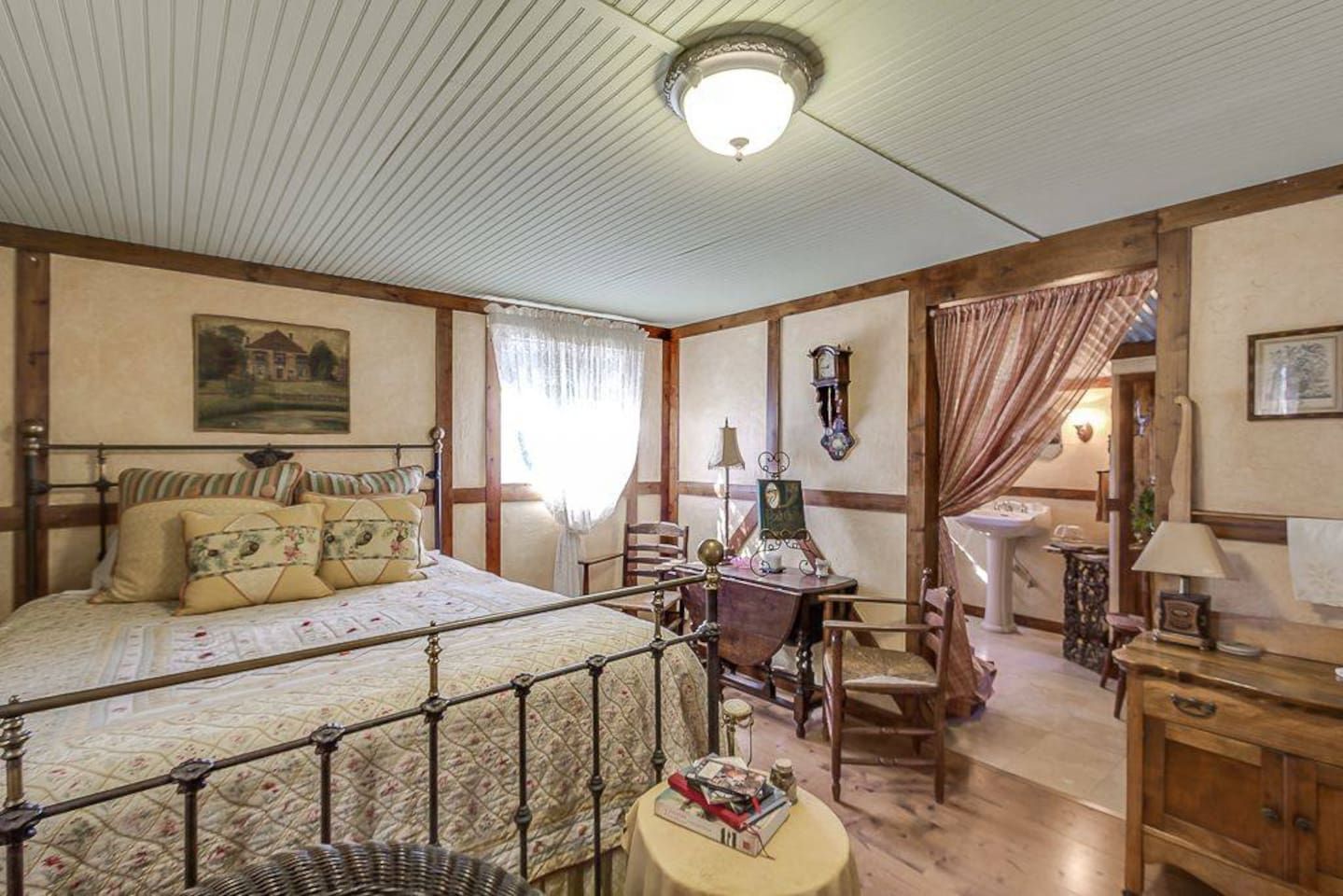 1 bedroom, bed sheets