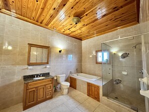 Badewanne, Haartrockner, Handtücher