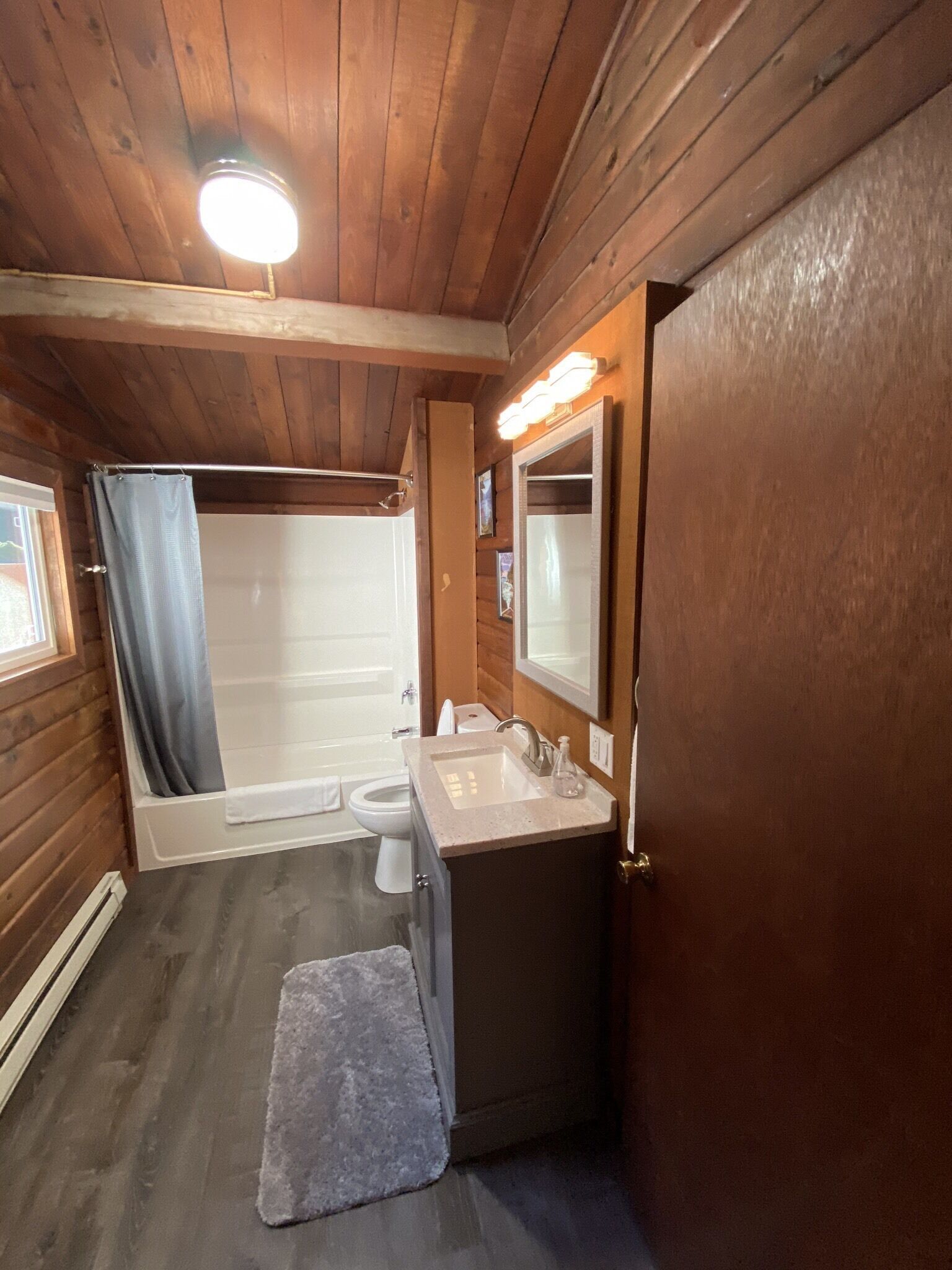 Dusj, hårføner, håndklær og såpe