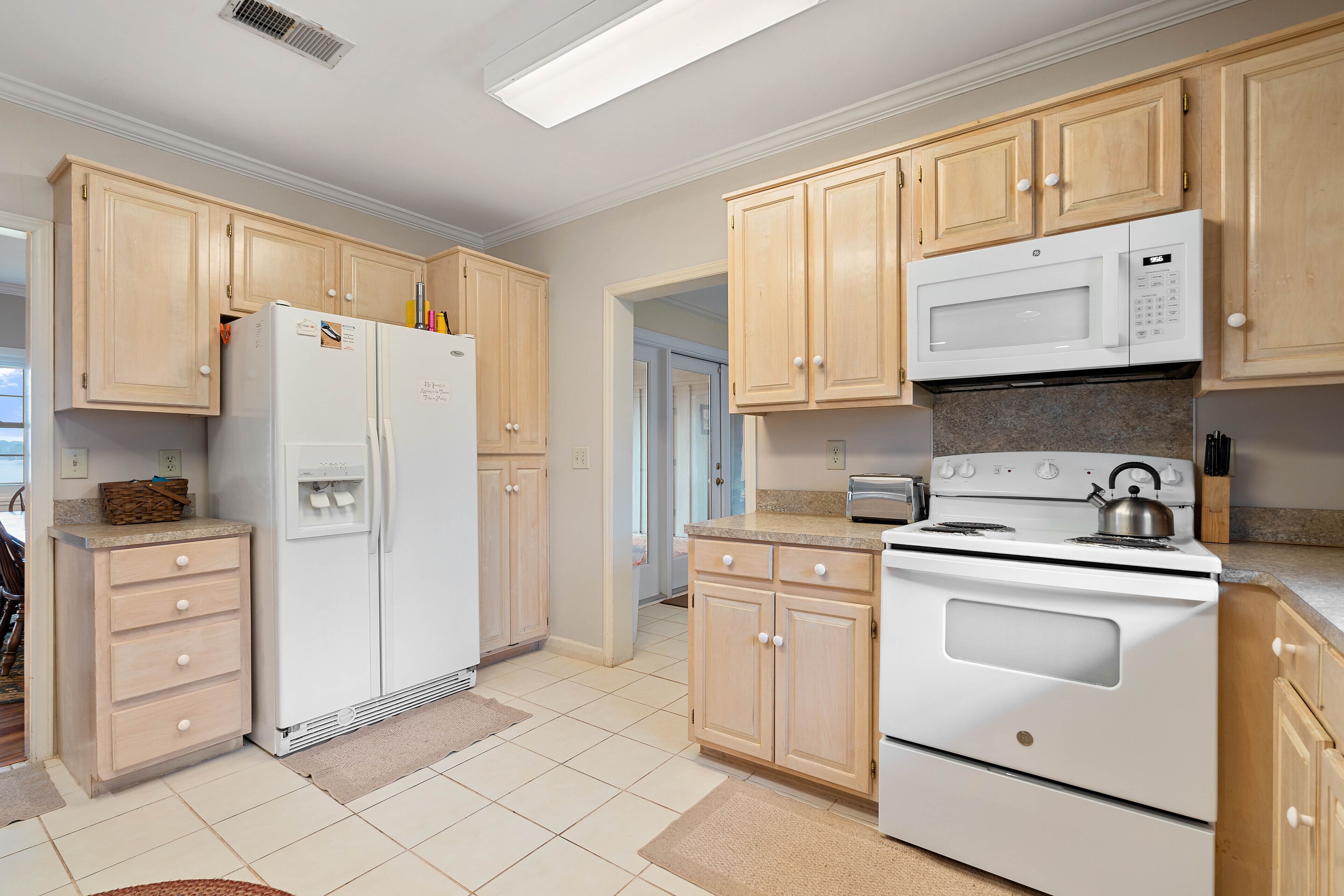 LKN Waterfront Point Home!Sleeps 13! Large home&yard! Boating options available