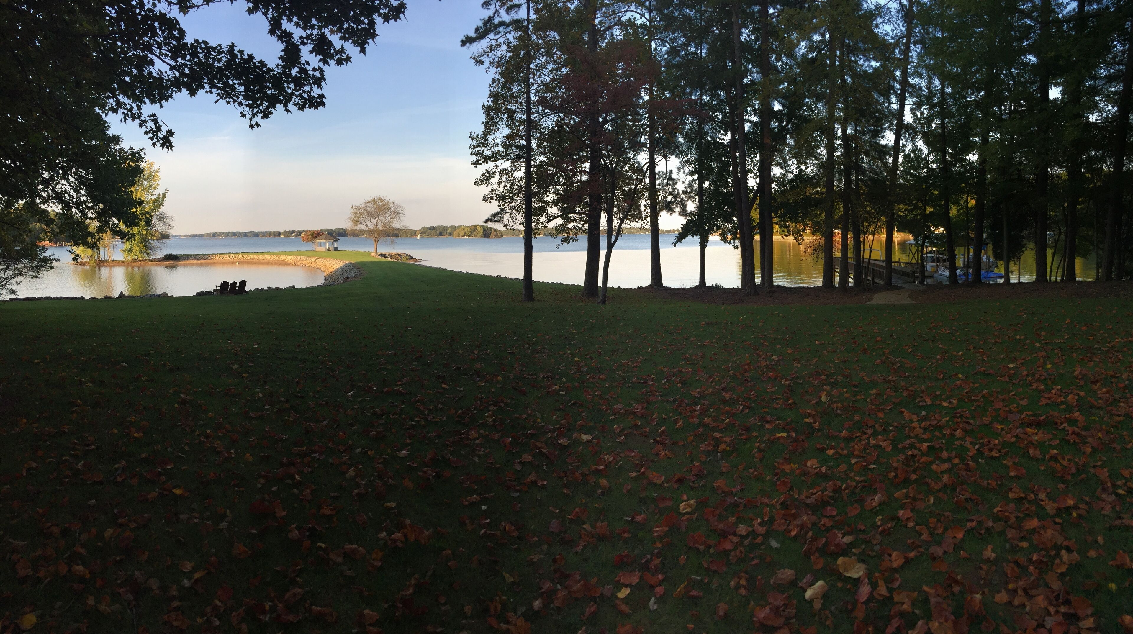 LKN Waterfront Point Home!Sleeps 13! Large home&yard! Boating options available