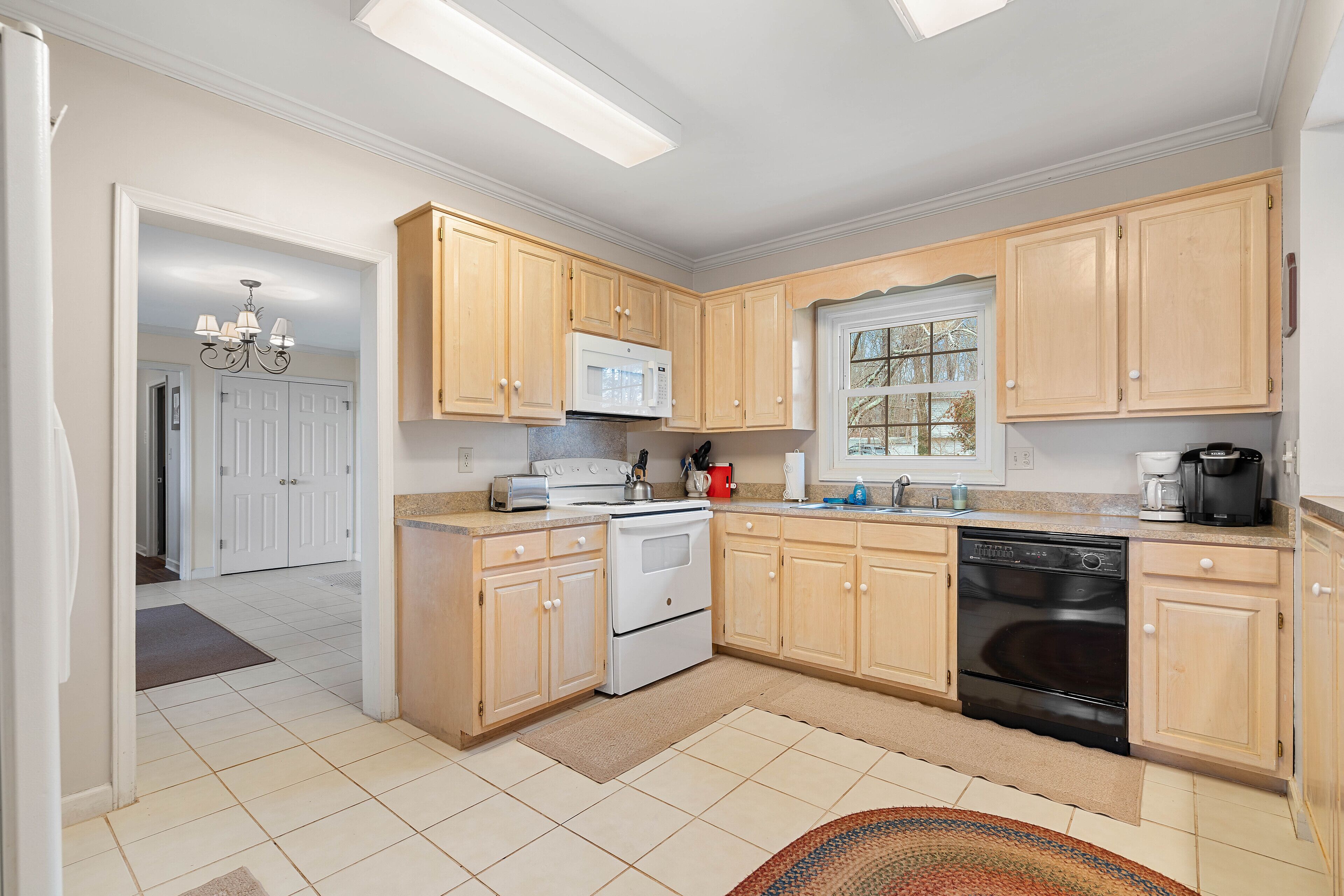 LKN Waterfront Point Home!Sleeps 13! Large home&yard! Boating options available