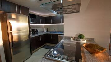 Refrigerador, microondas, horno, placa de cocina