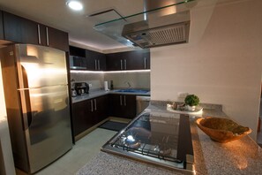 Réfrigérateur, micro-ondes, four, plaque de cuisson