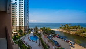 Un hotel con piscina, playa y vista al océano.