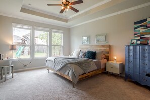 4 Schlafzimmer, Schreibtisch, Bügeleisen/Bügelbrett, Reisekinderbett