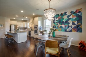Dining - AMAZING 4 BR home w NEW pool & sunken fire pit!!! (Tomball)