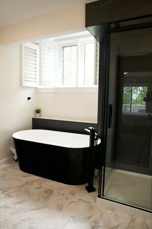 Combined shower/tub, hair dryer - Cozy, 4 Bedroom Chalet, 10 min walk to Village (Blue Mountain)