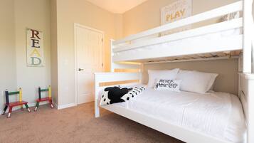 4 soveværelser, senge med madrasser af memory foam, skrivebord