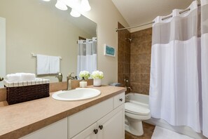 Bañera con ducha, secador de pelo, toallas