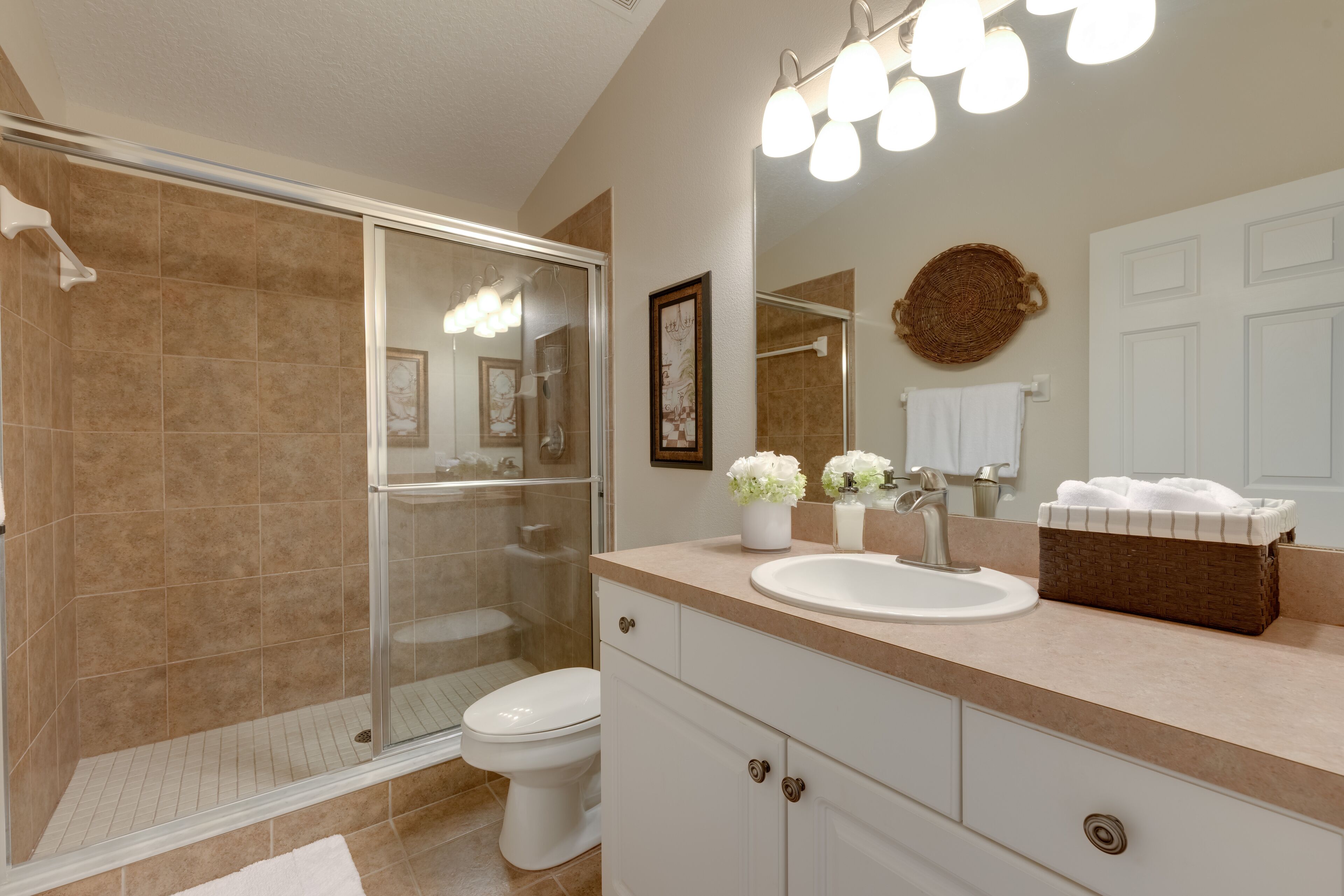 Combined shower/tub, hair dryer, towels