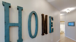 Ein Flur mit einem großen Schild, auf dem 'HOME' steht.