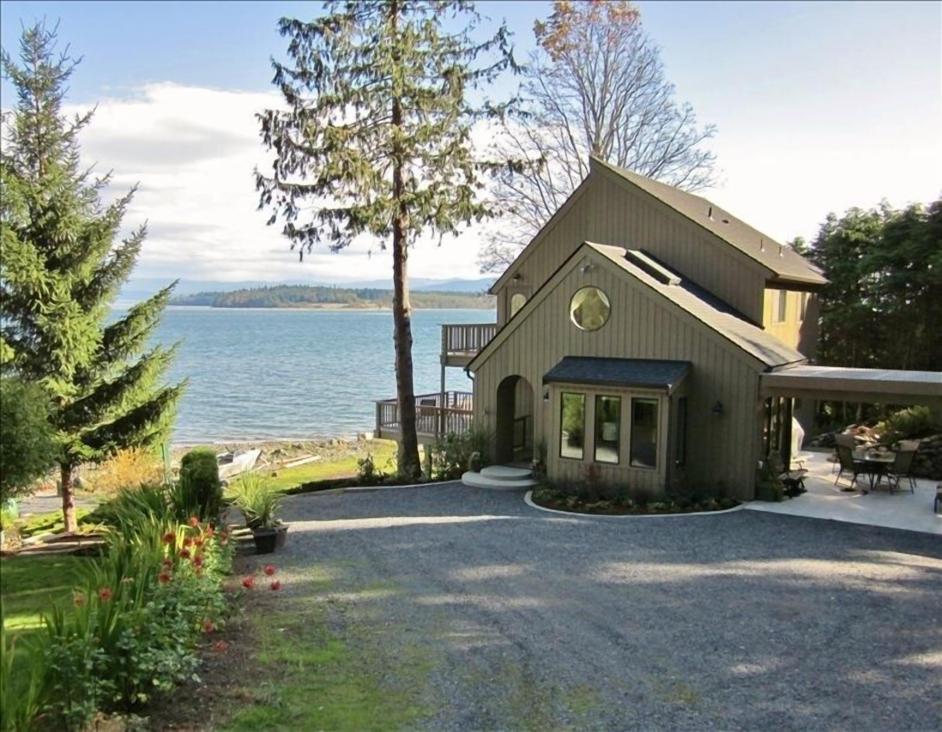 Beautiful Beachfront Home with Panoramic Views of Puget Sound