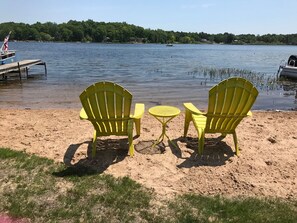 Plage à proximité, chaises longues, serviettes de plage