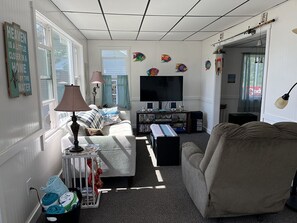 TV connectée, jeux vidéo, lecteur de DVD, livres
