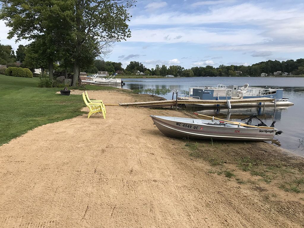 Plage à proximité, chaises longues, serviettes de plage