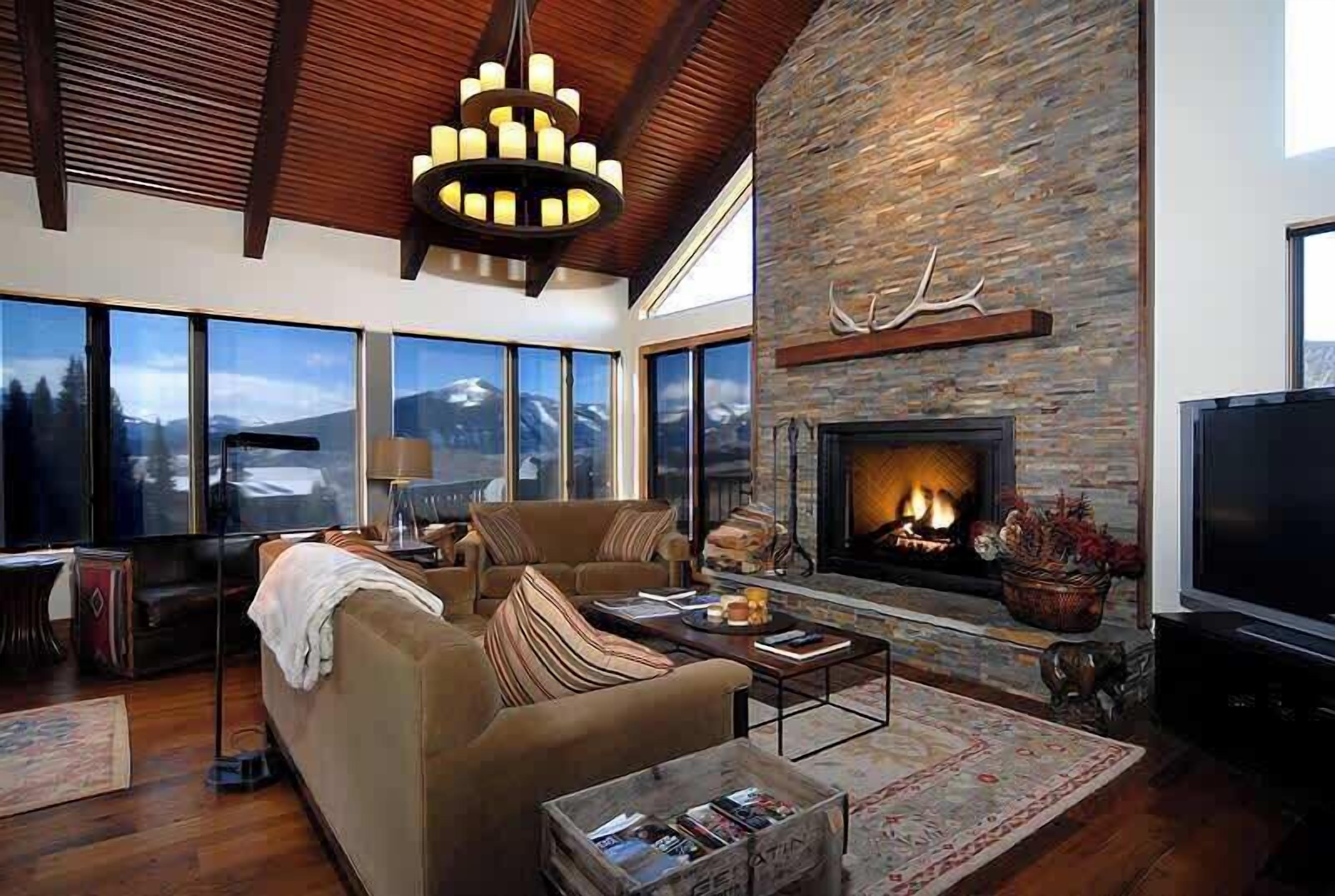 TV, fireplace