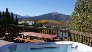 A hot tub on a deck with a view of mountains. - Elk Run-Hot Tub, Pet Friendly, and Close to Slopes (Mt Crested Butte)