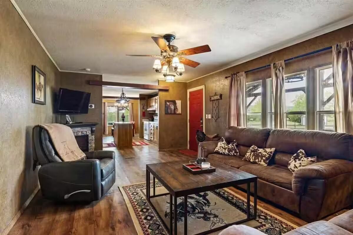 TV connectée, cheminée, chaîne hi-fi