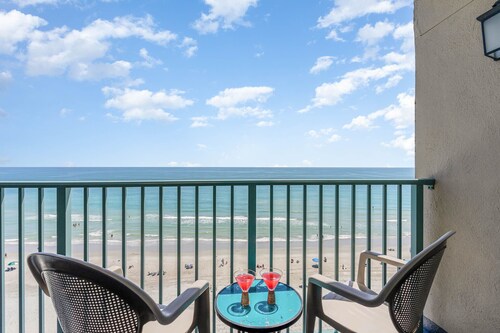 Happy Ours-Gorgeous Oceanfront King Bedroom, Living Room, Kitchen w/ Full Stove