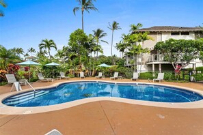 Outdoor pool - Gorgeous Luxury 2nd-Floor 2Bd/2Ba Retreat with Ultra-Quiet A/C, & 6'x5' Shower (Kihei)