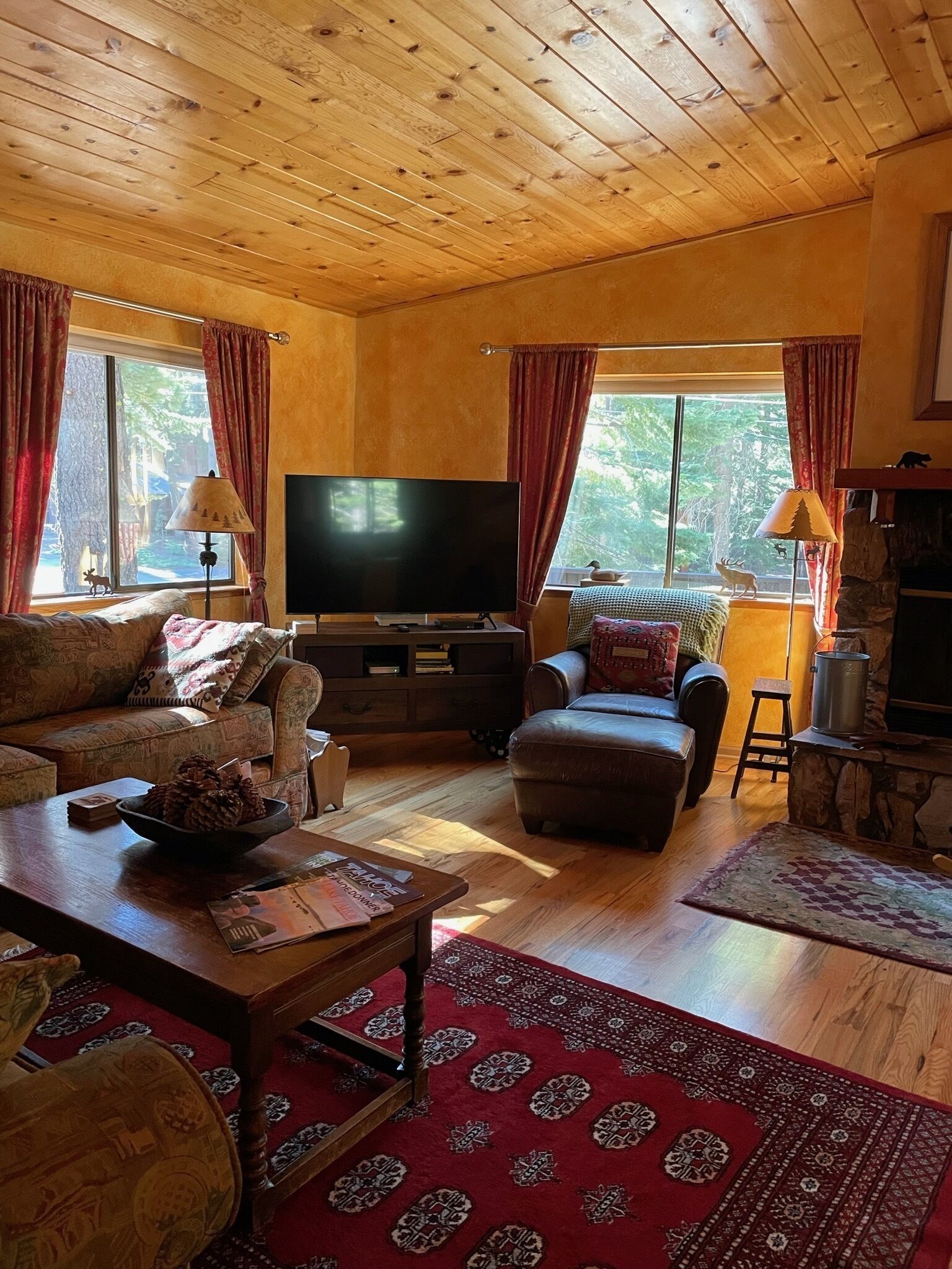Sunny Sierra Cabin Nestled in the Pines