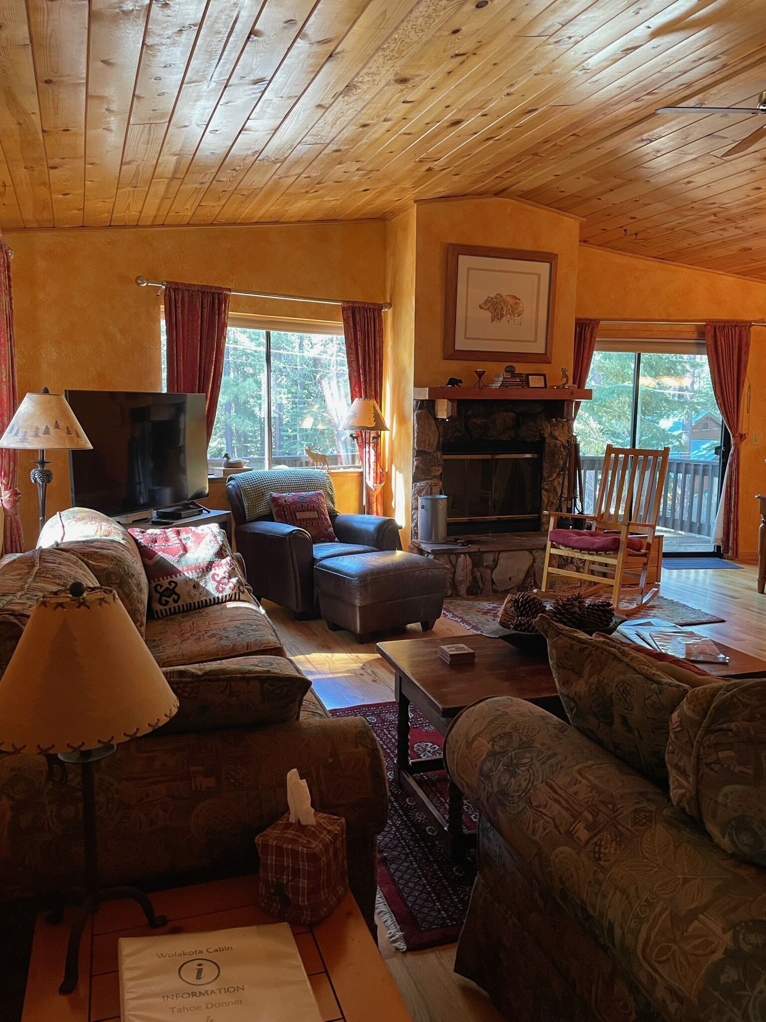 Sunny Sierra Cabin Nestled in the Pines