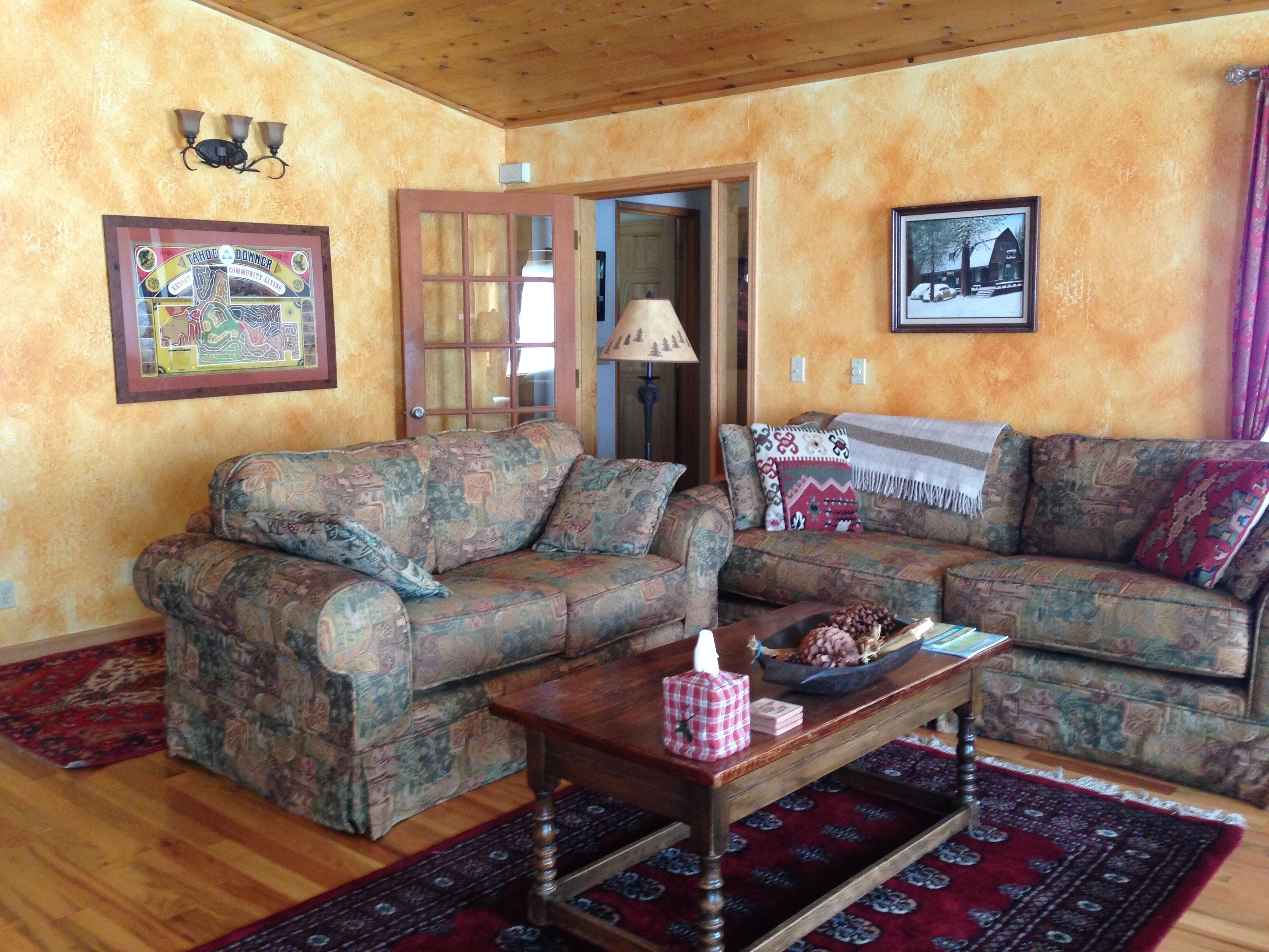Sunny Sierra Cabin Nestled in the Pines