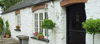 Traditionelle irische Scheune in schöner und ruhiger Landschaft