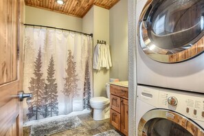 Bathtub, towels