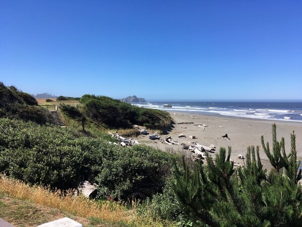 Playa en los alrededores y toallas de playa 