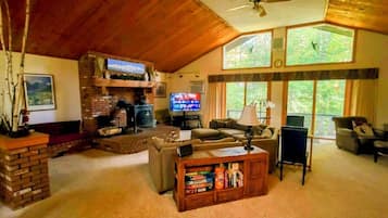 Smart TV, reproductor de DVD, tenis de mesa y libros