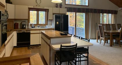 Suuri, perhe-chalet askeleen Storylandiin