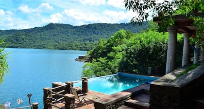 Haus am Wasser in der Laguna de Apoyo mit Infinity-Pool