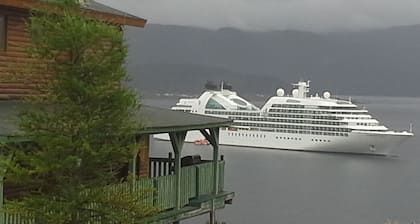 Estilo Entrar Hogar rústico con vistas a la bahía de Bonne y Gros Morne Mountain.