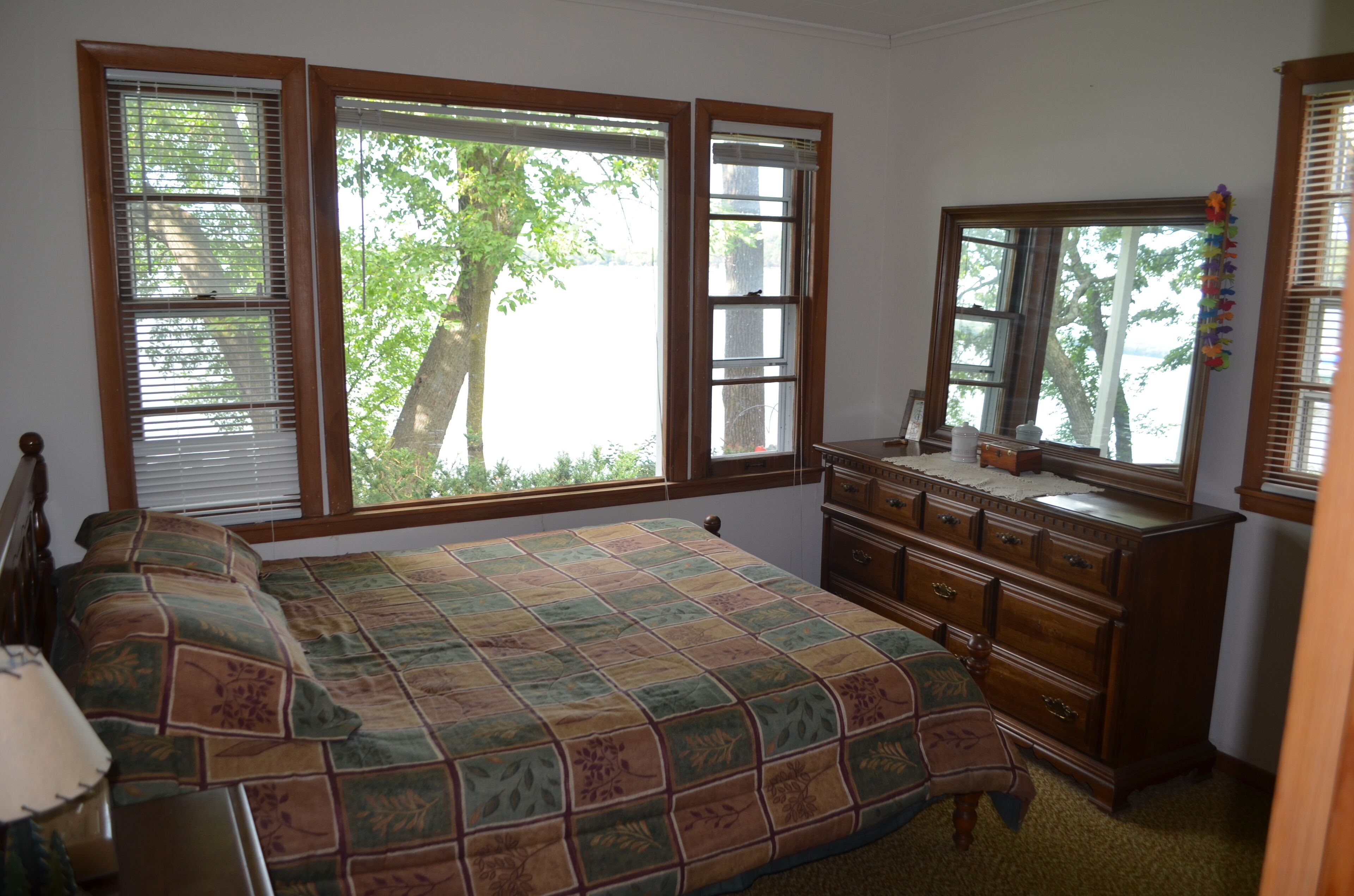 Family Friendly Lake Place Retreat. Fishing, Swimming, Camp Fires and More.