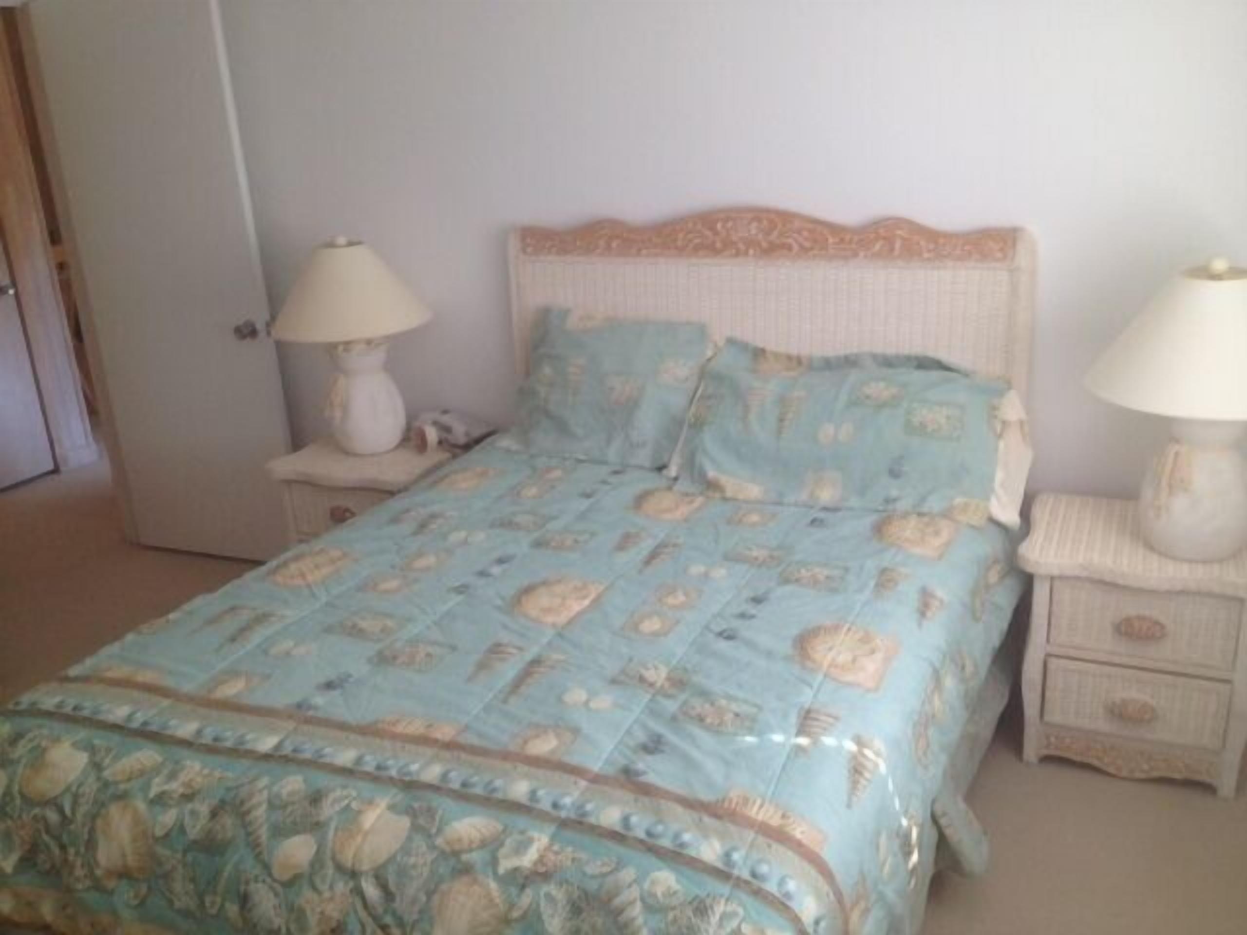 WINTER IS WONDERFUL IN HHI! SHORT WALK TO BEACH, SHOPS & DINING. BOOK NOW!