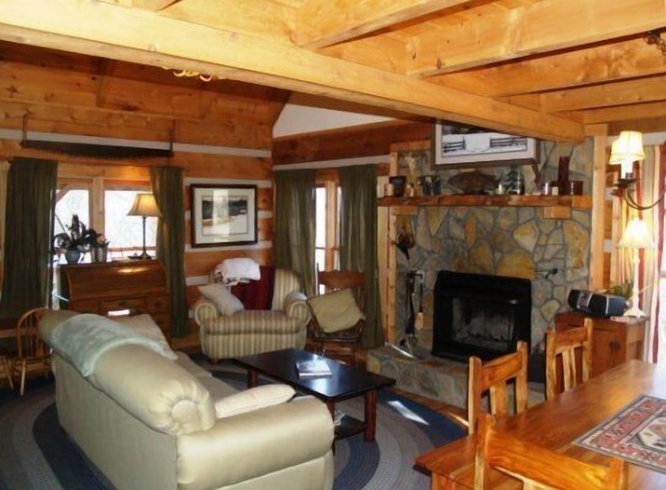 Share our Piece Of Heaven On 2+acres *Hot Tub* Fireplace 3br 2ba  Pet Friendly