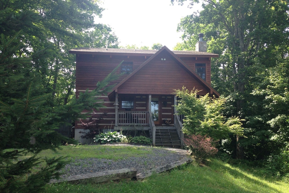 Share our Piece Of Heaven On 2+acres *Hot Tub* Fireplace 3br 2ba Pet Friendly