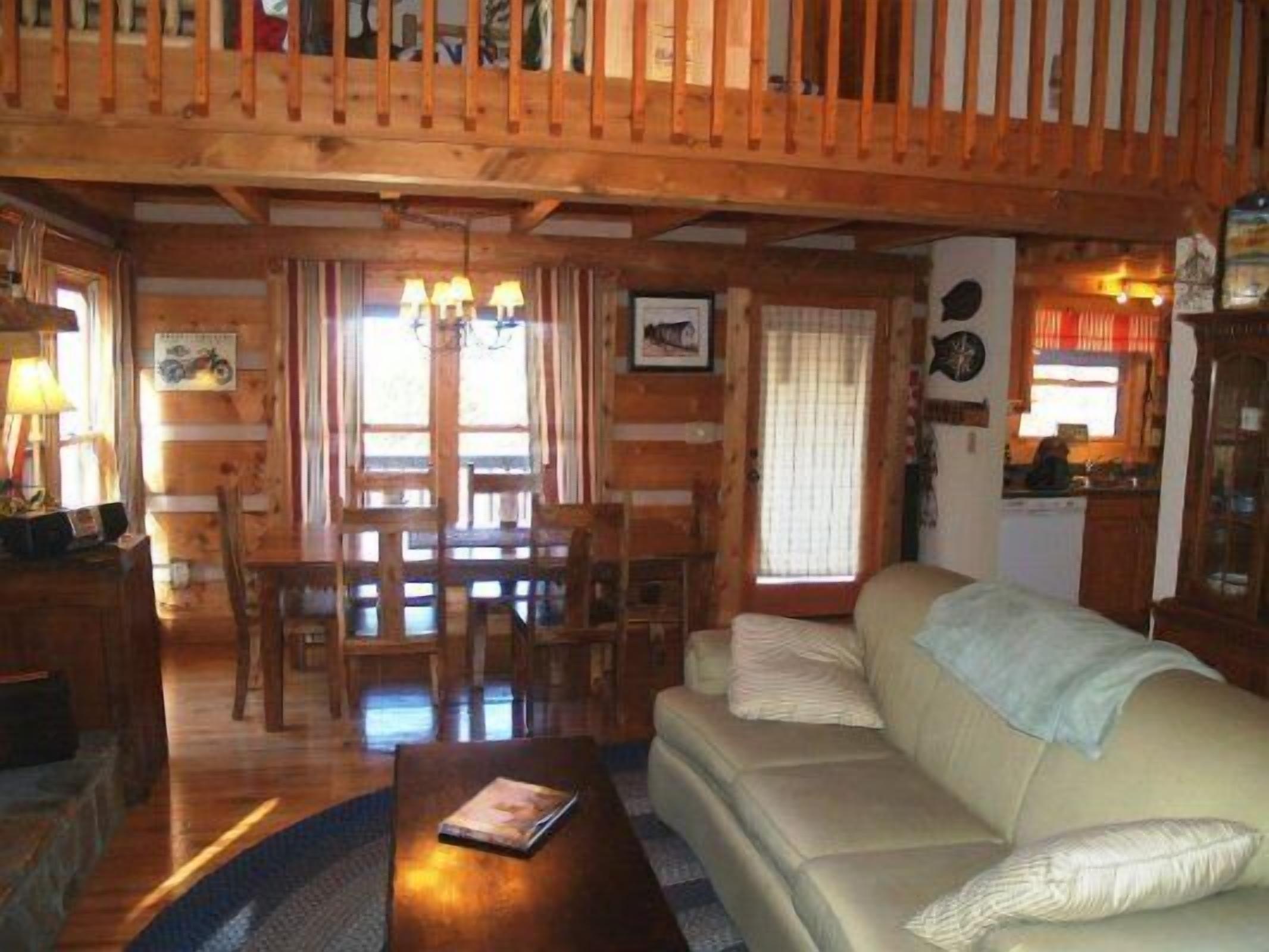 Share our Piece Of Heaven On 2+acres *Hot Tub* Fireplace 3br 2ba  Pet Friendly