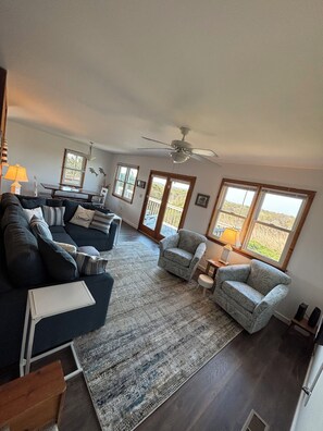 Een smart-tv en boeken