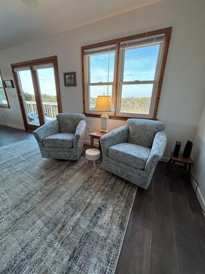 Een smart-tv en boeken