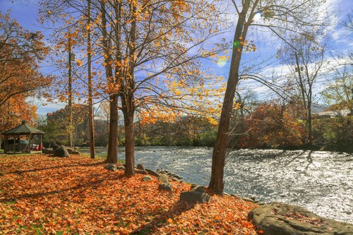Picturesque Mountain/River Views From This Gorgeous Owner Managed Condo