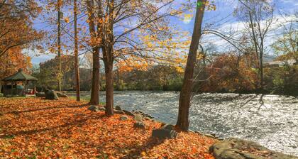 Picturesque Mountain/River Views From This Gorgeous Owner Managed Condo