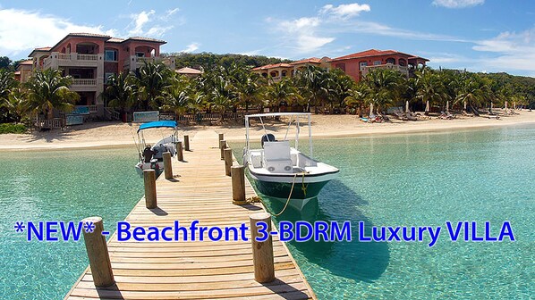 Rannalla, aurinkotuoleja, rantapyyhkeitä